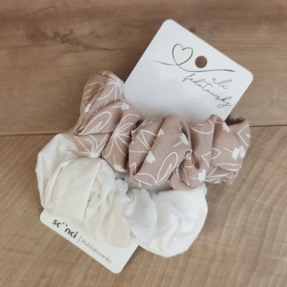 Set of 2 Scrunchies by Ali Fedotowsky Floral Taupe & Textured White. Brand New! - Picture 2 of 5